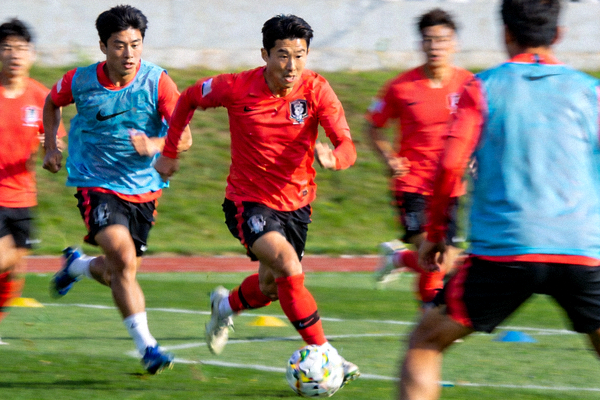 韩国队反击战术训练 - 孙兴慜带球快速推进进攻